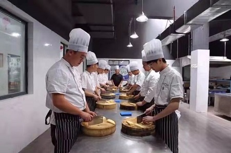 新加坡知名火锅店帮厨/厨师/服务员招聘
